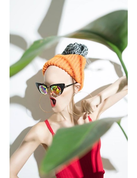 Melanie Gaydos, fot.: Lisa Klappe, dla Holes Eyewear