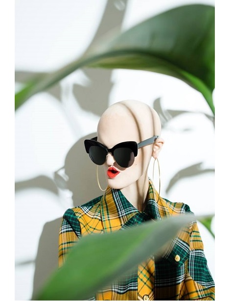 Melanie Gaydos, fot.: Lisa Klappe, dla Holes Eyewear